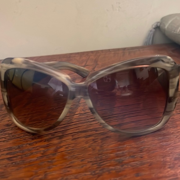 Seasonless Gucci Sunglasses that look like bone - EUC - Picture 9 of 9